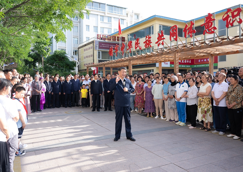 6月19日至20日，中共中央总书记、国家主席、中央军委主席习近平在宁夏考察。这是19日下午，习近平在银川市金凤区长城花园社区考察时，同社区居民亲切交流。