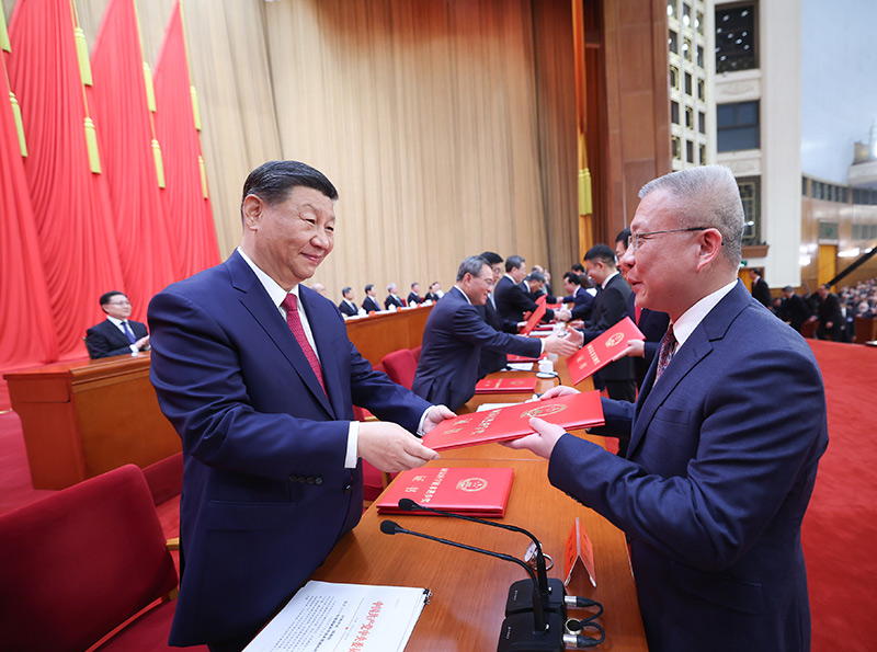 6月24日，全国科技大会、国家科学技术奖励大会和中国科学院第二十一次院士大会、中国工程院第十七次院士大会在北京人民大会堂隆重召开。这是习近平等党和国家领导人同两位最高奖获得者一道，为获得国家自然科学奖、国家技术发明奖、国家科学技术进步奖和中华人民共和国国际科学技术合作奖的代表颁发证书。