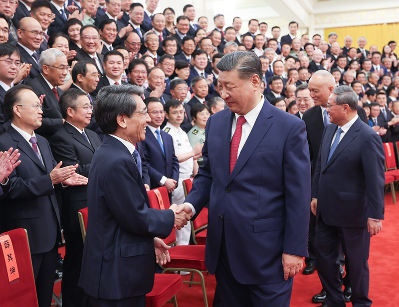 6月24日，全国科技大会、国家科学技术奖励大会和中国科学院第二十一次院士大会、中国工程院第十七次院士大会在北京人民大会堂隆重召开。会前，习近平等领导同志亲切会见国家科学技术奖获奖代表。这是习近平同获得2023年度国家最高科学技术奖的清华大学薛其坤院士亲切交流。