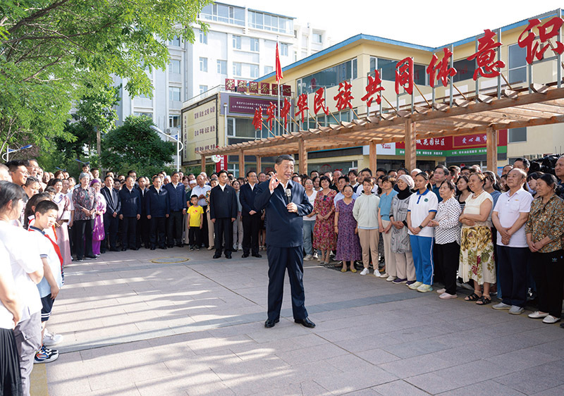 2024年6月19日至20日，中共中央总书记、国家主席、中央军委主席习近平在宁夏考察。这是19日下午，习近平在银川市金凤区长城花园社区考察时，同社区居民亲切交流。