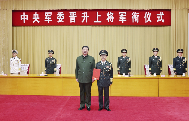 7月9日，中央军委晋升上将军衔仪式在北京八一大楼举行。中央军委主席习近平向晋升上将军衔的中央军委政治工作部常务副主任何宏军颁发命令状。