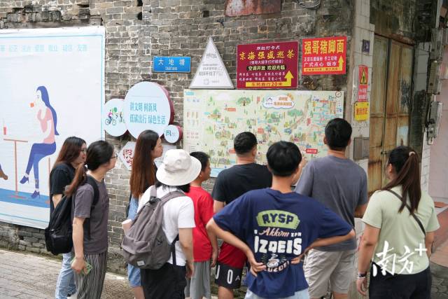 《狂飙》取景地——江门长堤历史文化街区，游客跟着导览图打卡。